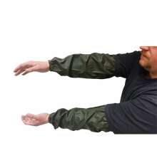 Bild med tv grna armskydd p en person