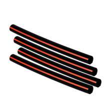 Fyra stycken svarta slangar med rd rand brevid varandra