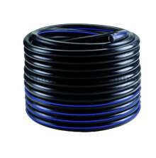 Svart och bl luftslang ihoprullad i en rulle