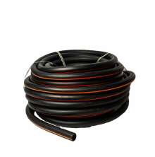 Svart och rd luftslang ihoprullad i en rulle