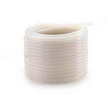 Vit silikon luftslang ihoprullad i en rulle