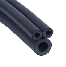 Nrbild p svart trippelslang dr man ser ppningen