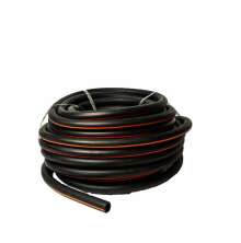 Svart och rd tmningsslang ihoprullad i en rulle