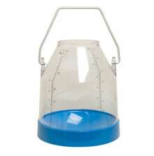 Transparent mjlkspann i plast med bl botten och handdtag