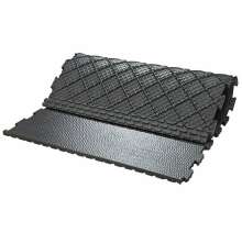 Svart pusselmatta i gummi med halkskyddsmnster fr stallgolv