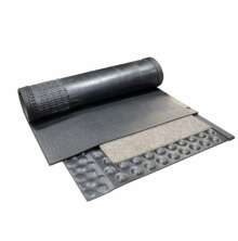 Stallmatta p rulle med ovansida, mellanlager och dmpande undersida