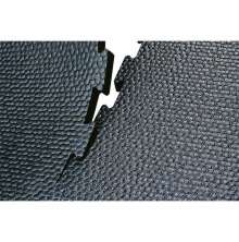 Svart stallmatta med mnster som visar pusselfunktion