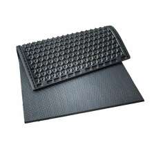 Stallmatta i gummi med uppvikt hrn fr att visa undersidans grova mnster