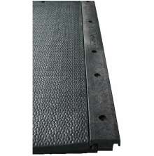 Svart skarvprofil monterad p stallmatta 