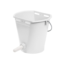 Helbild p en vit kalvbar med napp