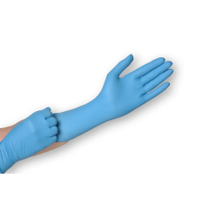 Ett par hnder som tar p nitrilhandskar