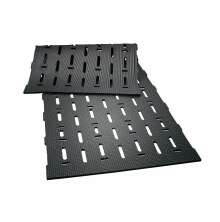 Tv svarta gummimattor med slitsar och halkskyddad yta, placerade delvis ver varandra