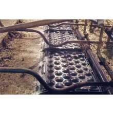 Liggbs i stall med monterade gummimattor med upphjda kupoler fr komfort och halkskydd