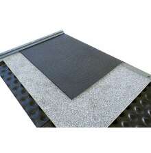 Liggbsmatta i genomskrning med flera lager, inklusive gummimatta, skum och skyddsbelggning, monterad p golv