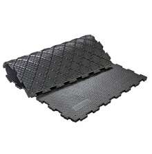 Svart pusselmnstrad gummimatta med halksker yta, delvis upprullad 