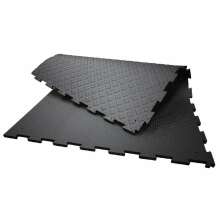 Svarta pusselkopplade gummimattor med halkskyddsmnster, avsedda fr stall- eller industrigolv.