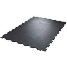 Svart, rektangulr gummimatta med pusselkanter och halkskyddsmnster, avsedd fr golv i stall