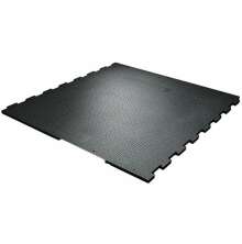 Svart gummimatta med pusselkanter och strukturmnster, utformad fr stall- eller industrigolv