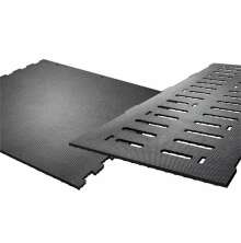 Tv svarta gummimattor med halkskyddsmnster, varav en har slitsade ppningar och pusselkanter fr sammanfogning