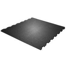 Svart gummimatta med pusselkanter och halkskyddsmnster, avsedd fr golv i stall- eller industrimilj