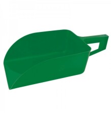 Grn foderskopa i plast med handtag, rymmer cirka 1 kg foder
