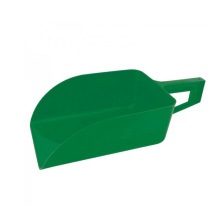 Grn foderskopa i plast med handtag, rymmer cirka 2kg foder