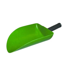 Grn foderskopa med svart grepphandtag, tillverkad i glasfiberfrstrkt material