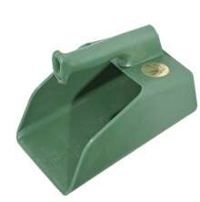 Grn foderskopa i plast med handtag ovanp, rymmer 3 liter och har mtmarkeringar p insidan