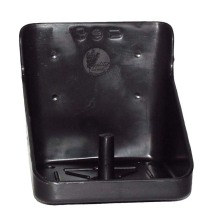 Svart plastsaltstenshllare med upphjd tapp i mitten fr att hlla saltstenen p plats