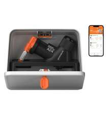 Goodnature A24 Professional Trap Kit med automatisk flla monterad i en gr lda med orange detaljer och tillhrande mobilapp visad p en smartphone