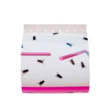 Flugpapper manschett med klistrig yta och tryckta flugmotiv, utrustad med rosa markeringar fr effektiv fngst av flugor i stall och djurmiljer.