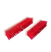 Plastkvast med rtt styvt borst och trskaftsfste  slitstark borste fr stall, lantbruk och grovrengring