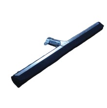 Gummiraka med metallfste fr effektiv rengring av stallgolv och ladugrd inom lantbruk