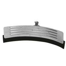 Halvrund gdselskrapa i galvaniserat stl med gummilist, fr effektiv rengring av stallgngar inom lantbruk