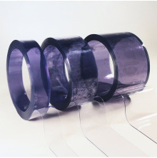 Transparent skyddsrid ihoprullad i en rulle med tre storlekar