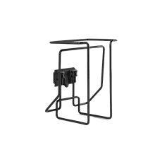 Svart Toolflex-hllare fr mjlkhandskar eller burkar monterad p vggskena, robust frvaring anpassad fr lantbruk och stallmilj.