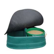 Mineralfodertrg Basis Feeder med uppfllt svart gummitcke och grnt foderkrl fyllt med mineralfoder