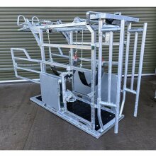 Klovv�rdsstol/verkstol f�r n�tdjur i galvaniserat st�l med justerbara benst�d och grindar f�r s�ker och ergonomisk kl�vverkning inom lantbruk.