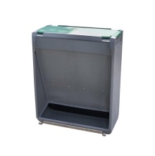 Adlib-foderautomat f�r kalvhydda i gr� plast med skyddat foderutrymme och lock, monterad f�r kalvutfodring.
