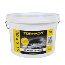 Hullingkrampor Tornado 30 � 3,15 mm i plasthink 5 kg f�r montering av st�ngseltr�d och n�t i tr�stolpar.
