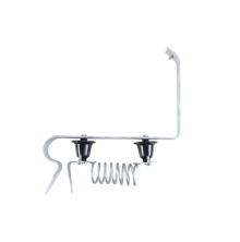 Blixtskydd f�r elst�ngsel i metall med spiralformad jorddel och tv� svarta isolatorer, utformat f�r att leda bort �versp�nning och skydda st�ngselaggregat, avbildat mot ljus bakgrund.