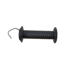 Svart grindhandtag f�r elst�ngsel med extra l�ngt r�fflat grepp och metallkrok, utformat f�r s�ker och bekv�m hantering vid �ppning och st�ngning av grind, avbildat mot ljus bakgrund.